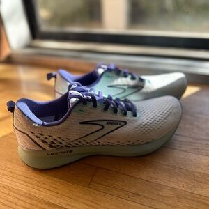Brooks Levitate, women’s size 10 B, like new condition!